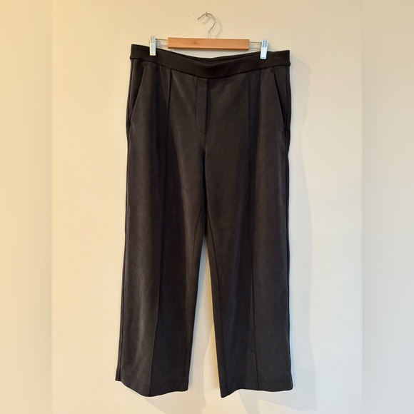 Lululemon Softstreme Pintuck Mid-Rise Pant
Regular size XL - Picture 3 of 9